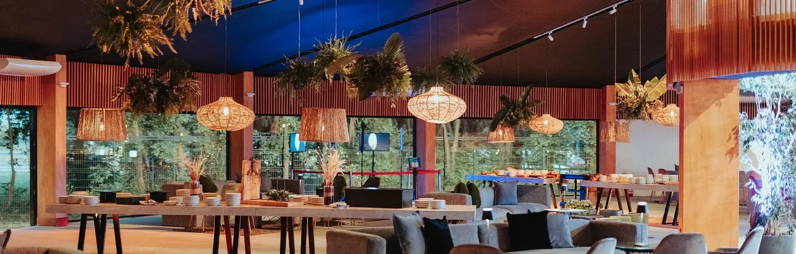 Salón preparado para un evento corporativo